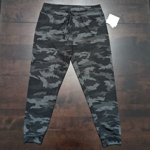 NWT Beyond Yoga Camo Lounge Around Jogger Pant